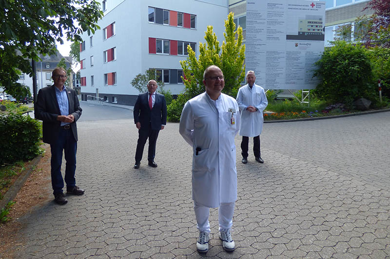 Von links: Rainer Kaul, Prsident des DRK-Landesverbandes, Ernst Sonntag, Kaufmnnischer Direktor, Dr. Michael Detzner, Chefarzt der Neurochirurgie, und Prof. Dr. Jens Standop, rztlicher Direktor des DRK Krankenhauses Neuwied, vor dem in Krze fertiggestellten Klinikanbau. Foto: privat
