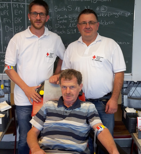 Bereitschaftsleiter Steffen Nilius (links) und Blutspendebeauftragter Michael Grdelbach gratulierten Werner Schuhen aus Kausen anlsslich seiner 150. Blutspende. (Foto: DRK-Ortsverein Gebhardhain)