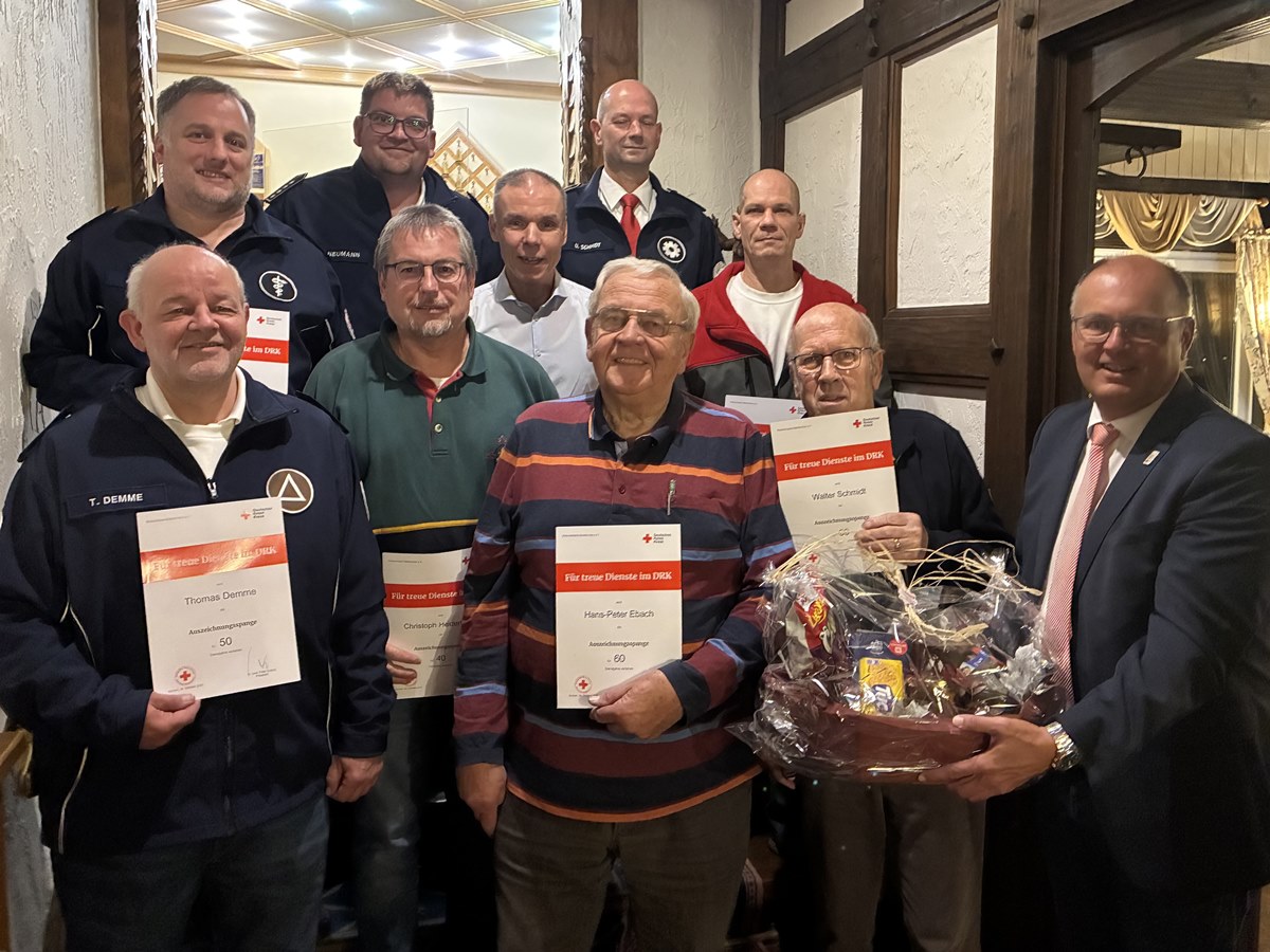 Hintere Reihe (von links): Bereitschaftsleiter Philipp Neumann, Kreisbereitschaftsleiter Udo Schmidt, mittlere Reihe (von links): Jrg Weber, Christoph Heidemann, Thomas Urigshardt, Iven Rennecke, vordere Reihe (von links): Thomas Demme, Hans-Peter Ebach, Walter Schmidt, 1. Vorsitzender Jens Sttzel (Foto: DRK Kirchen)
