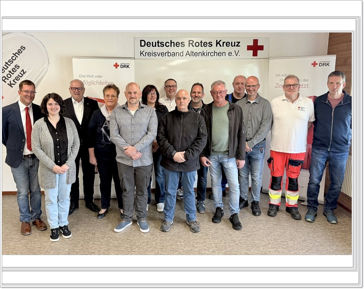 Die DRK-Besch�ftigten, die ihren Ehrentag im Jahr 2025 hatten, wurden durch den Pr�sidenten des DRK-Kreisverbandes Altenkirchen, Dr. med. Peter Enders (3. v. l.), den Kreisgesch�ftsf�hrer Marcell Brenner (1. v. l.), und der stellv. Betriebsratsvorsitzenden Ramona H�fer (6. v. l.) - selbst Jubilarin -, f�r ihre langj�hrige Dienstzeit beim Deutschen Roten Kreuz geehrt. (Foto: Martina Drebitz, DRK KV AK)