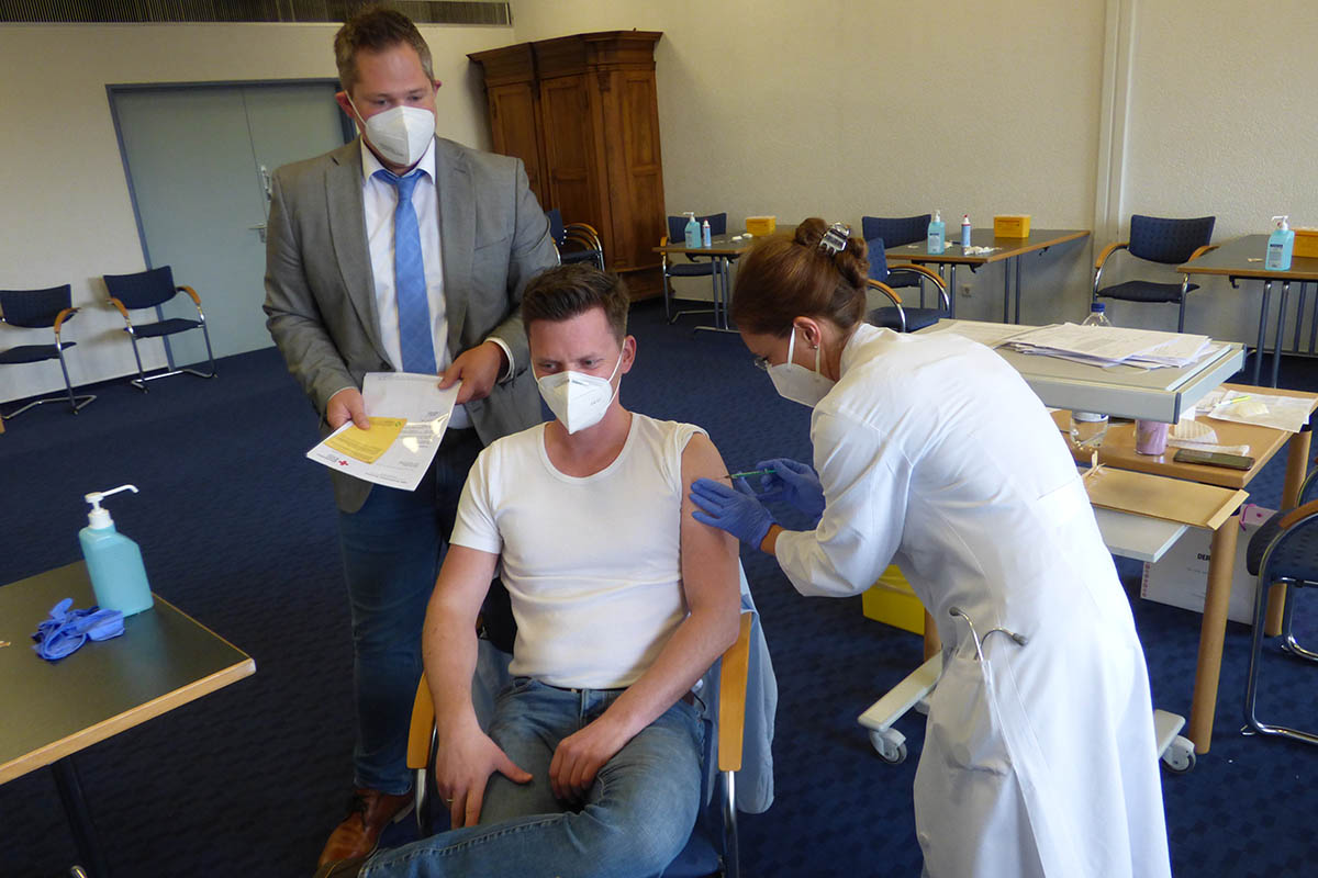 Personalleiter Martin Niedre (links) und Fachrztin Rebecca Eul haben die Impfaktion fr die Belegschaft im DRK-Krankenhaus organisiert. Foto: Angela Gbler