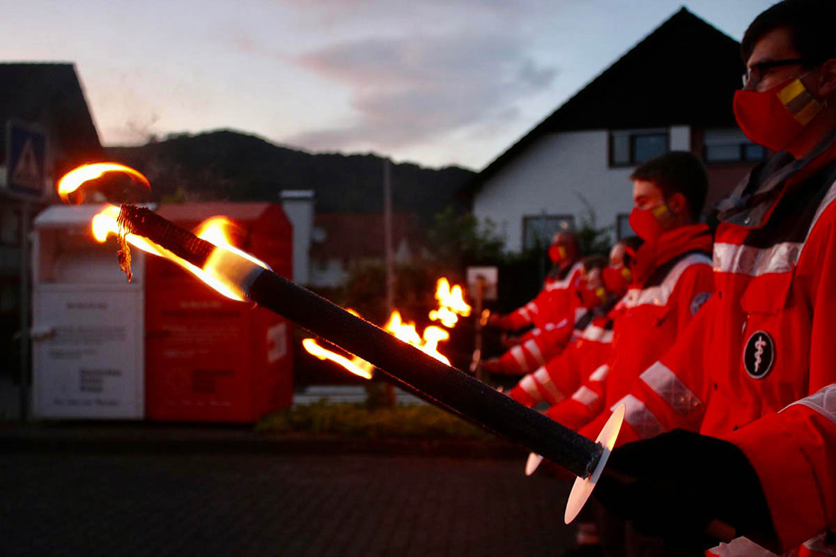 Tausende internationale Angehrige der Rotkreuz- und Rothalbmond-Gesellschaften beteiligen sich jedes Jahr um den 24. Juni an der Fiaccolata. Auch der Kreisverband Neuwied ist dabei, symbolisch den Rotkreuz-Gedanken mit der Flamme weiterzugeben. DRK Kreisverband Neuwied