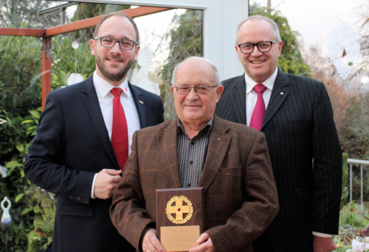 Benjamin Albrecht (links), Referent des DRK-Blutspendedienstes im Landkreis Altenkirchen, und DRK-Vizeprsident Dr. Peter Enders, MdL (rechts), gratulierten Willi Meuler zur Ehrenplakette des Blutspendedienstes. (Foto: DRK) 