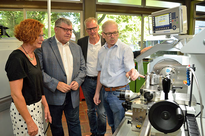 Dieter Reime (rechts) vom Schulleitungsteam und Schulleiter Dirk Oswald (2.v.r.) erklren dem 1. Kreisbeigeordnete und Schuldezernent Michael Mahlert (2.v.l.) und der Schulreferentin der Kreisverwaltung, Mechtild Laupichler die Funktionsweise und Anwendungsbereiche der Maschinen. Foto: Kreisverwaltung