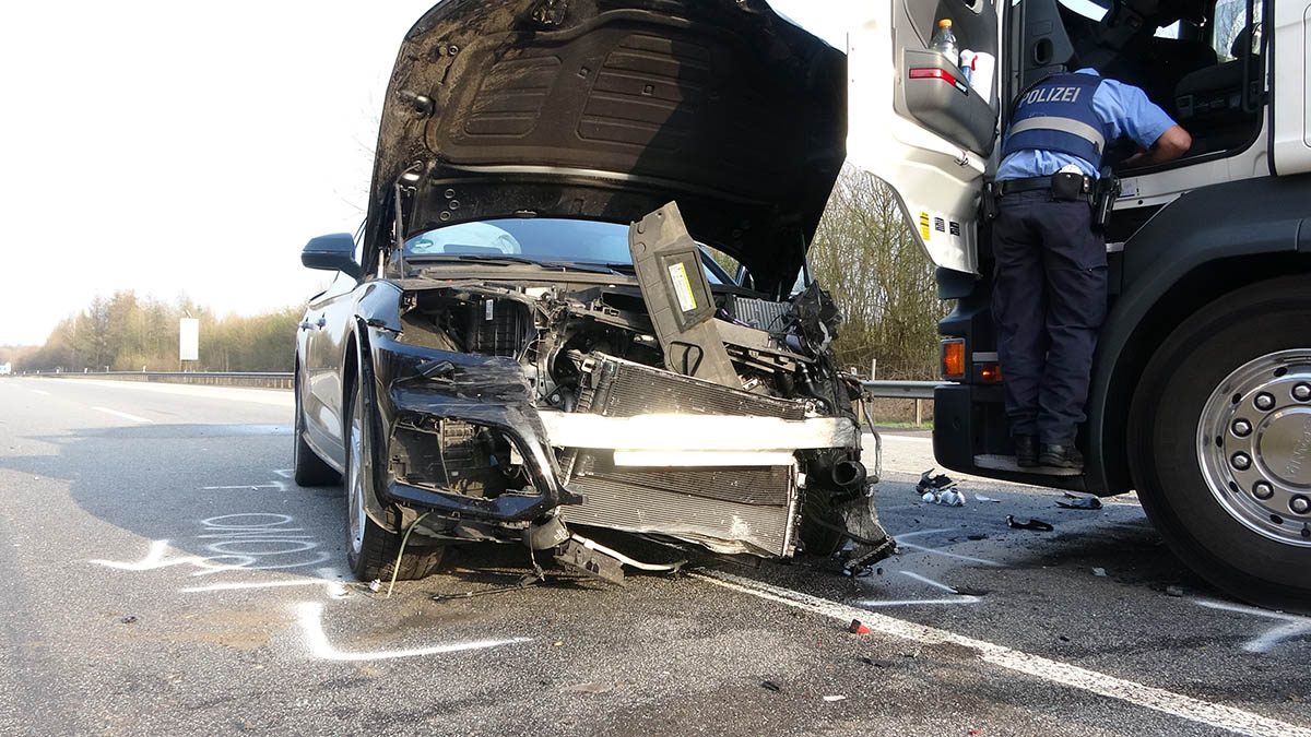 Transporter verursacht schweren Unfall - Fahrer flieht