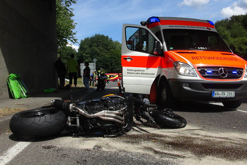 Kradfahrer fhrt auf LKW auf und wird schwer verletzt