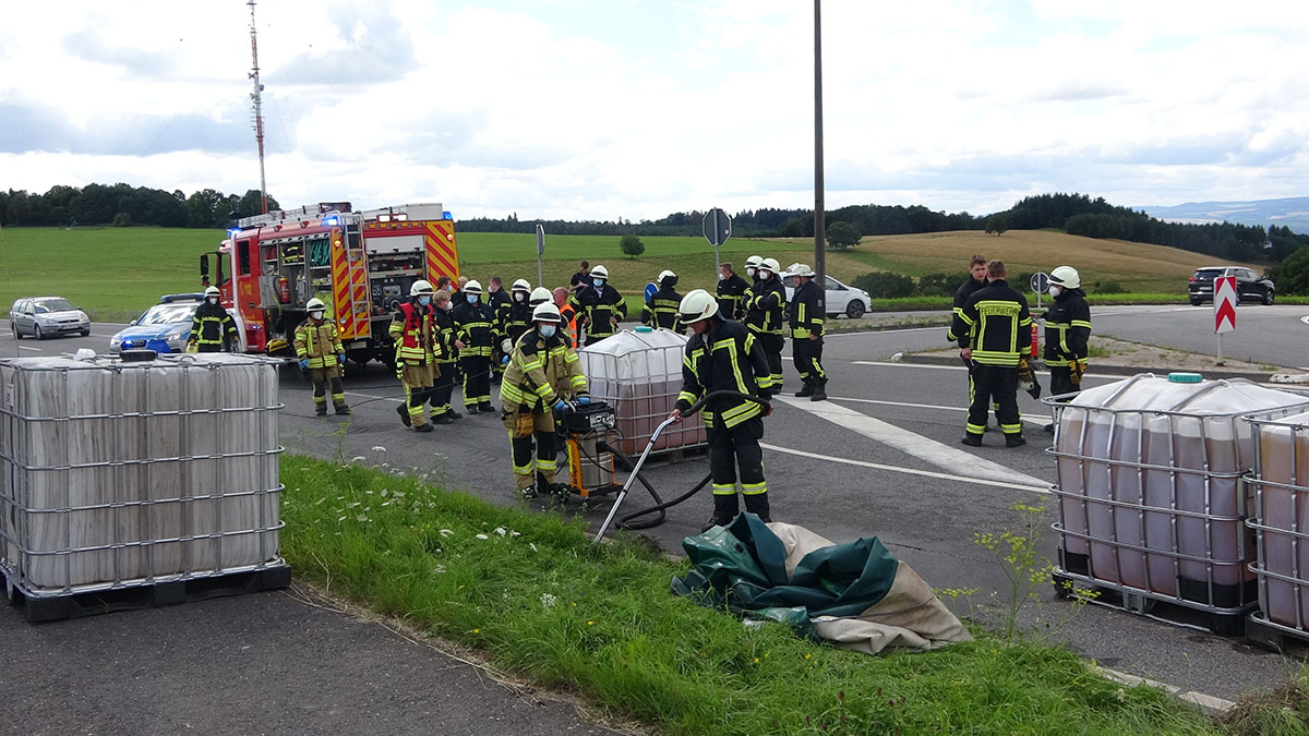 L 251: Alleinunfall mit auslaufendem Diesel 