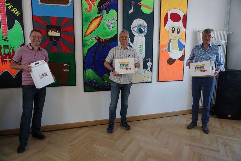 Von rechts nach links: Brgermeister Klaus Mller, Jugendpfleger Olaf Neumann und Fachbereichsleiter Brgerdienste Marko Zeuner mit der SOFA aus der Box im Jugendhaus. Foto: VG Selters