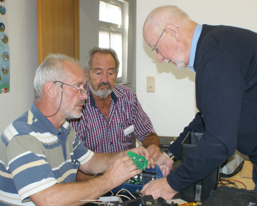 Gut zu tun hatten die Macher des Reparatur-Cafs in Wissen. Hier setzen Joachim Hoffmann, Wolfgang Profitlich und Gnter Weyel (von links) ein Weidezaungert wieder in Gang. (Foto: as) 