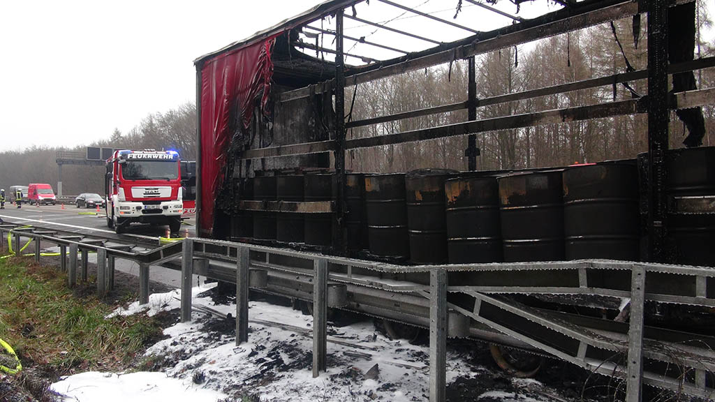 Sattelschlepper geriet auf A 3 in Brand