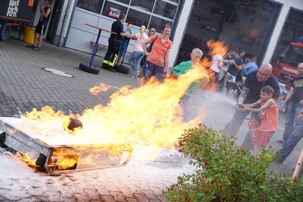 Mit eigenen Hnden ein Feuer zu lschen war in Rengsdorf eine groe Attraktion. Fotos: LJS