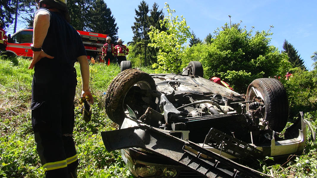 Junger Mann kommt mit PKW von Strae ab und verletzt sich schwer