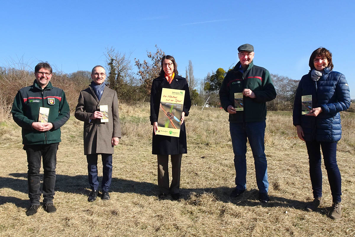 Von links: Gerhard Willms (Frster und Waldpdagoge Forstamt Dierdorf), Dr. Hermann-Josef Richard (Vorsitzender des Vorstands Sparkasse Neuwied), Frstin Isabelle zu Wied (1. Vorsitzende des Naturparks), Uwe Hoffmann (Direktor Forstamt Dierdorf) und Irmgard Schrer (Geschftsfhrerin Naturpark Rhein-Westerwald). Foto: privat