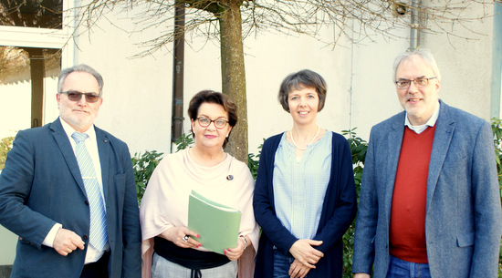 Trafen sich zur offiziellen Beauftragung: (von links) Brgermeister Michael Wagener, Schulrtin Marie-Luise Hees, die neue Konrektorin Susanne Gemmecker und Rektor Lukas Fuchs. (Foto: as) 
