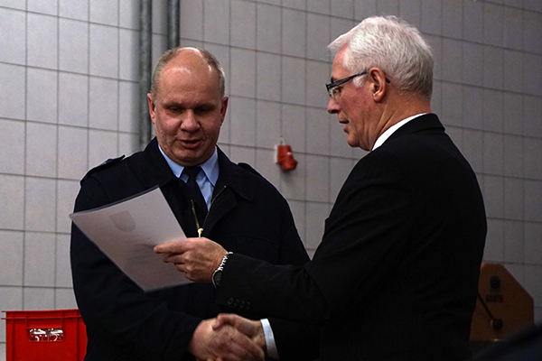 Ehemaliger Wehrfhrer Arnd Kuhl bekam eine Menge Lob von Mendel. Fotos: LJS
