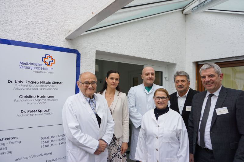 Dr. Nikola Sieber, Anett Sandkuhl (Verwaltungsdirektorin KHDS), Dr. Peter Sproch, Christine Hartmann, Dr. Reinhold Ostwald (rztlicher Direktor KHDS) und Guido Wernert (Geschftsfhrer KHDS). Foto: Krankenhaus