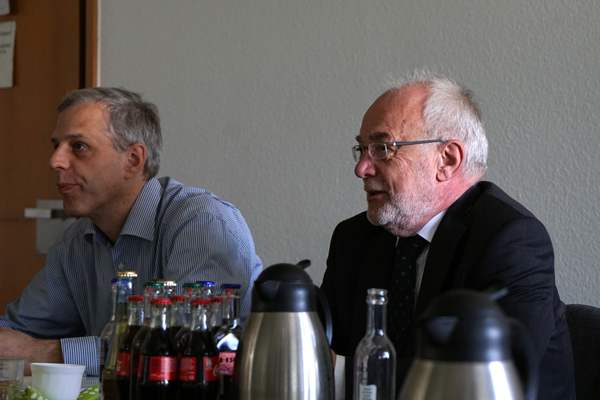 Projektleiter Roland Köhler vom Büro Reschl Stadtentwicklung und Oberbürgermeister Nikolaus Roth bei der Pressekonferenz. Fotos: LJS