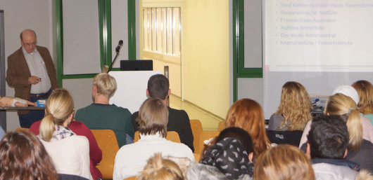 Oberarzt Alexander Oberhollenzer beim Vortrag in Kirchen. (Foto: DRK-Krankenhaus Kirchen) 