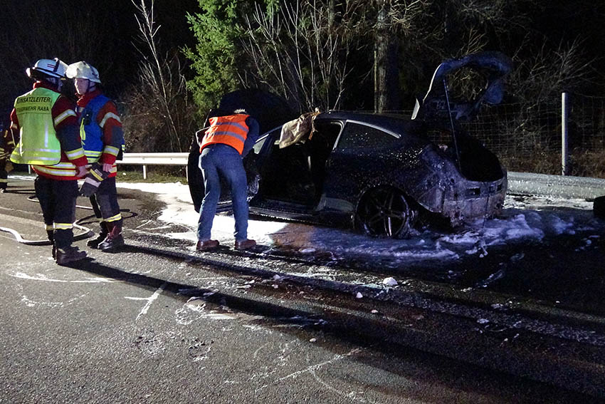 PKW brennt auf A 48