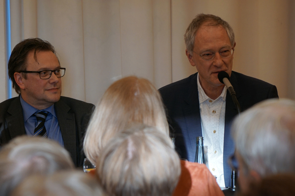 Moderator Michael Au (rechts) und Autor Bruno Preisendrfer. Fotos: LJS