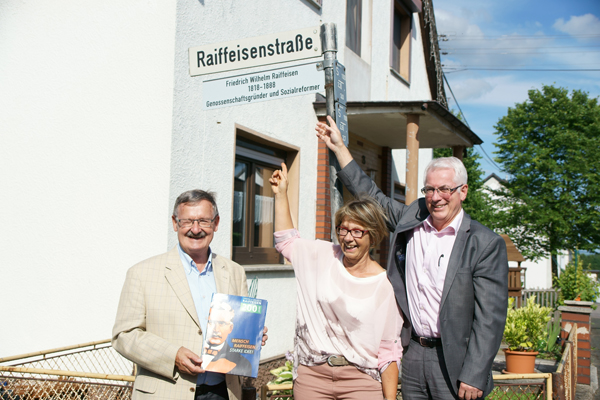 Verbandsbrgermeister Volker Mendel mit Harschbacher Ortsbrgermeisterin Friederike Becker und dem stellvertretenden Vorsitzenden der deutschen Friedrich-Wilhelm-Raiffeisen-Gesellschaft, Josef Zolk. Fotos: LJS