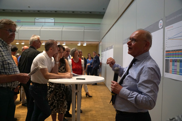 Prof. Dr. Richard Reschl erluterte beim ersten Rundgang die vorhergesehenen Planungen in den einzelnen Themenbereichen. Fotos: LJS