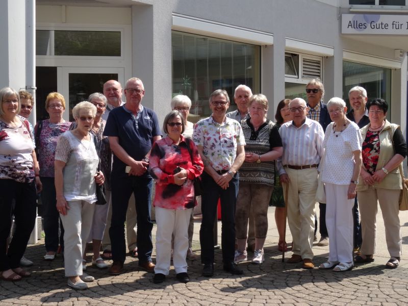 Teilnehmer der AWO-Fahrt vor dem "Café Vogelhaus" in Montabaur. Foto: privat