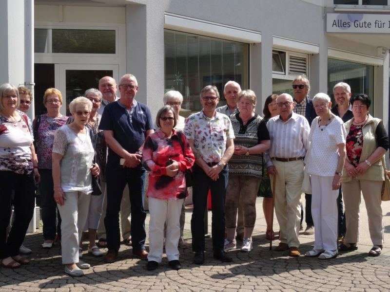 Teilnehmer der AWO-Fahrt vor dem "Caf Vogelhaus" in Montabaur. Foto: privat