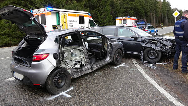 Vorfahrt missachtet - drei Verletzte 