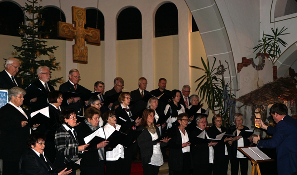 Der Kirchenchor Ccilia stimmte als erster Chor die Zuschauer auf weihnachtliche Stimmung ein. Fotos: Lara Jane Schumacher