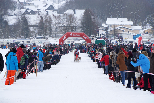 Viele Besucher feuerten am Startpunkt die Musher mit ihren Gespannen an. Fotos: Lara Jane Schumacher