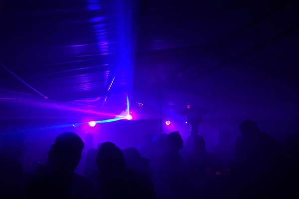 Im Zelt tanzten die Gste zu der Musik von DJ Sunrise und einer Lichtshow mit Nebelmaschine. Fotos: Lara Jane Schumacher