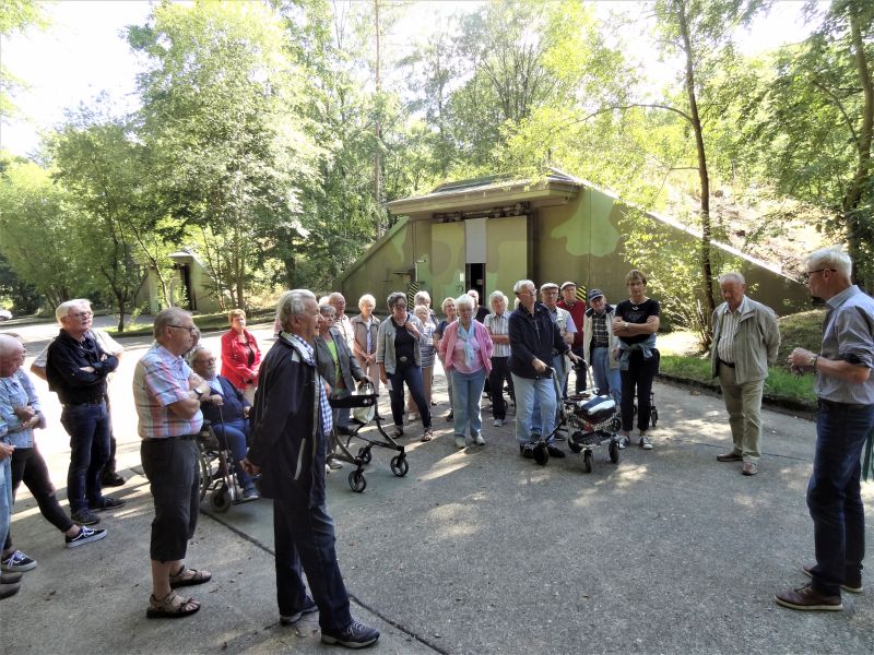 Senioren vor dem ehemaligen Bunker. Fotos: privat