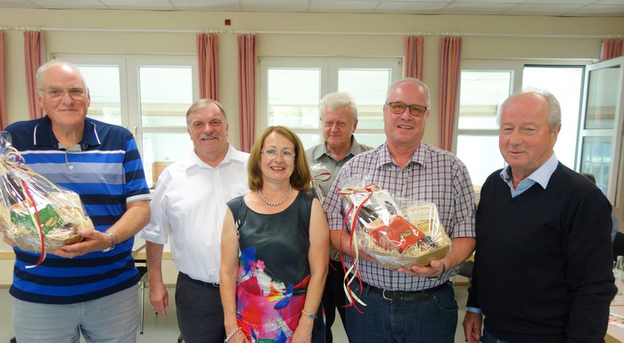 Ein Dank an langjhrige Ratsmitglieder in Neitersen: (von links) Wolfgang Herfen, Ortsbrgermeister Horst Klein, Erste Beigeordnete Jutta Weidenbruch, Bodo Nchel, Hans-Dieter Schuh und Beigeordneter Rudolf Bellersheim. (Foto: Ortsgemeinde Neitersen)