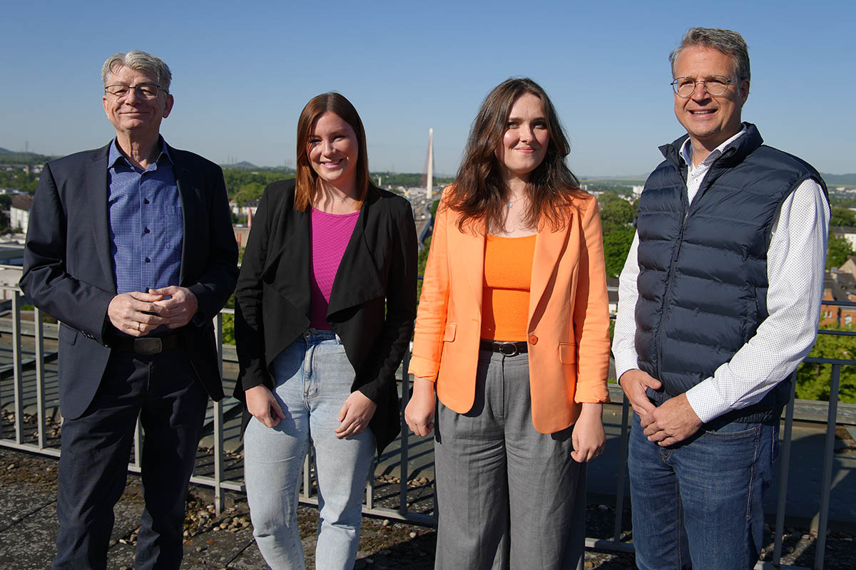 Wer sich rechtzeitig zur Wrmeplanung informiert, dem bieten sich viele Chancen. Daher laden (von links) Beigeordneter Ralf Seemann, Stadtentwicklerin Alessa Strubel, Klimaschutzmanagerin Julia Frimmersdorf und Henning Wirges, Bereichsleiter bei den Stadtwerken Neuwied, zur groen Infoveranstaltung mit Messecharakter am 22. Mai in die Stadthalle Heimathaus ein. Foto: Stadt Neuwied / Melanie Lange