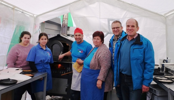 Seit vielen Jahren eine feste Gre in Wissen, nicht nur bei Musik & Shopping: Die Pizza von Giuseppe Tumio (3. von links). (Foto: KathaBe)