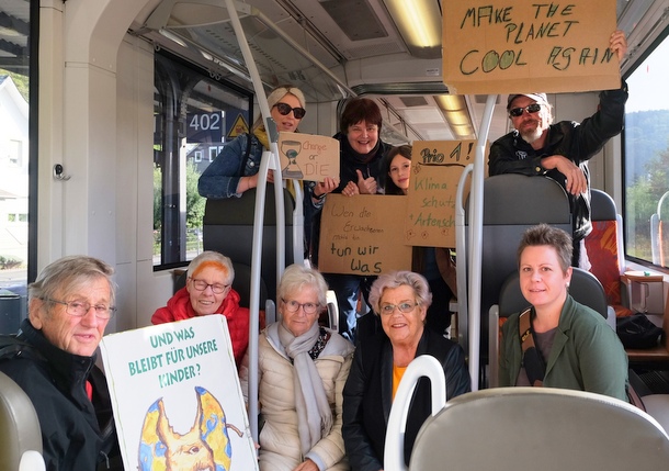 Untersttzer der Siegener Demonstration stiegen am Freitag in Betzdorf und Kirchen mit ihren bunten Plakaten in den Zug nach Siegen ein (Foto: KathaBe)