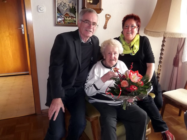 Irmgard Wolf (Mitte) stie gemeinsam mit Peter Kirst und ihrer Tochter Petra auf ihren 90. Geburtstag an. Foto: Peter Kirst