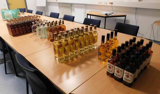 Insgesamt 109 Flaschen Whiskey, Gin und Wodka sowie etliche Packungen Druckerpatronen fand die Polizei in einem PKW bei einer Verkehrskontrolle in Niederfischbach. (Foto: Polizei) 