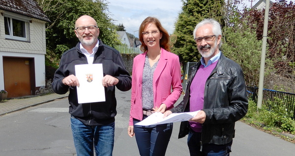 Ministerin Sabine Btzing-Lichtenthler bergab den Zuwendungsbescheid im Beisein von Brgermeister Wolfgang Schneider (rechts) an der Derschener Ortsbrgermeister Volker Wisser. (Foto: Verbandsgemeindeverwaltung Daaden-Herdorf)