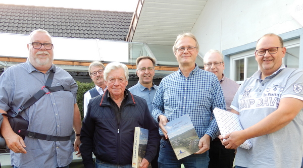 Verabschiedung fr frhere Ratsmitglieder: (von links) Walter Strunk, Rainer Gerhardus, Hans Dieter Sturm, Jrgen Weber, Volker Waldhans, Martin Haubrichund Martin Heidrich. (Foto: Stadt Daaden)