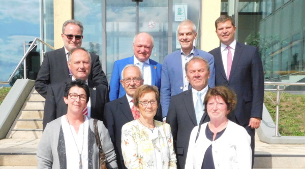 In einer Feierstunde in Altenkirchen berreichte Landrat Michael Lieber die Ehrennadeln des Landes Rheinland-Pfalz. (Foto: wear)