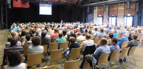 Weit ber 300 Einwohner waren ins Kulturwerk gekommen. (Foto: wear)