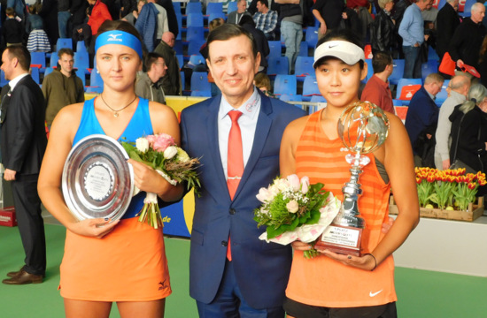 Turnierdirektor Razvan Mihai gratulierte der AK-Siegerin Shuyue Ma (rechts) und der Zweitplatzierten Maryna Zanevska. (Foto:wear) 