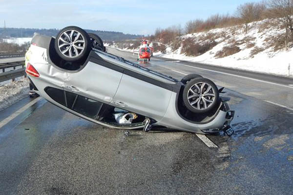 Unfall auf A 3 fordert zwei Schwerverletzte - langer Stau