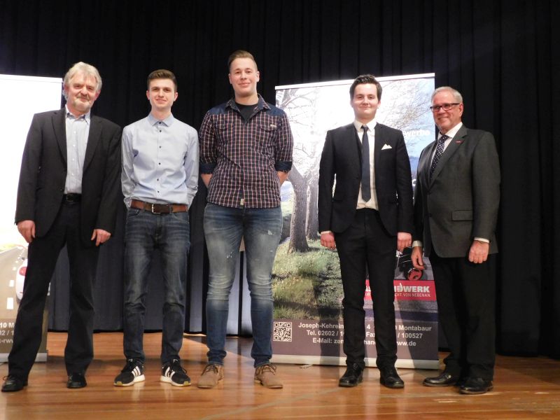 Rudolf Rser(rechts) und Karlheinz Latsch(links) nehmen die Ehrung der drei besten Mechatroniker vor. Fotos: wear