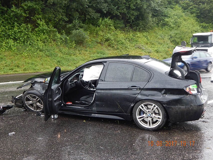 Zu schnell, geschleudert, Unfall - zwei Verletzte