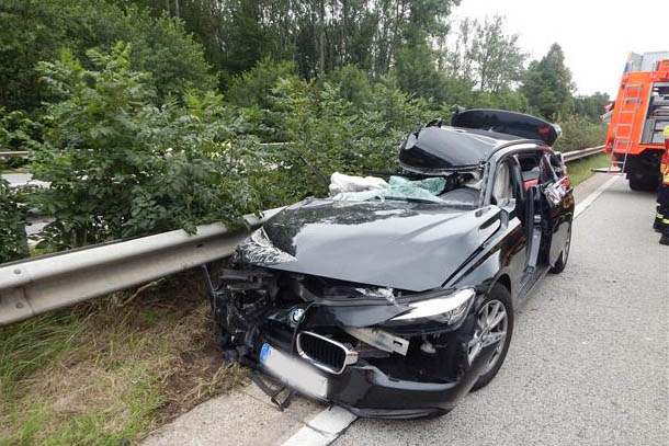 Dieser Fahrer musste in die Klinik geflogen werden. Fotos: Polizei