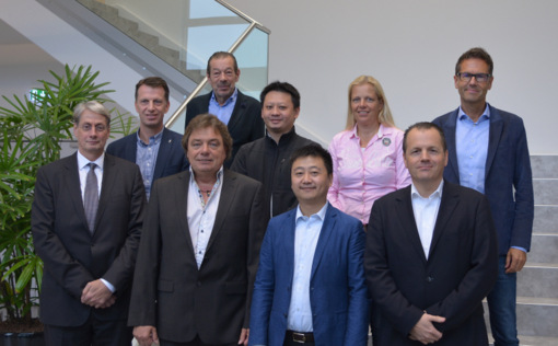 Nimak-Gesellschafter und Nimak-Berater sowie das Management mit dem bisherigen geschftsfhrenden Nimak-Gesellschafter Paul Nickel und HGZN-Vorstandsvorsitzenden Hui Qiao (vorne, 2. und 3. von links). (Foto: Nimak GmbH) 