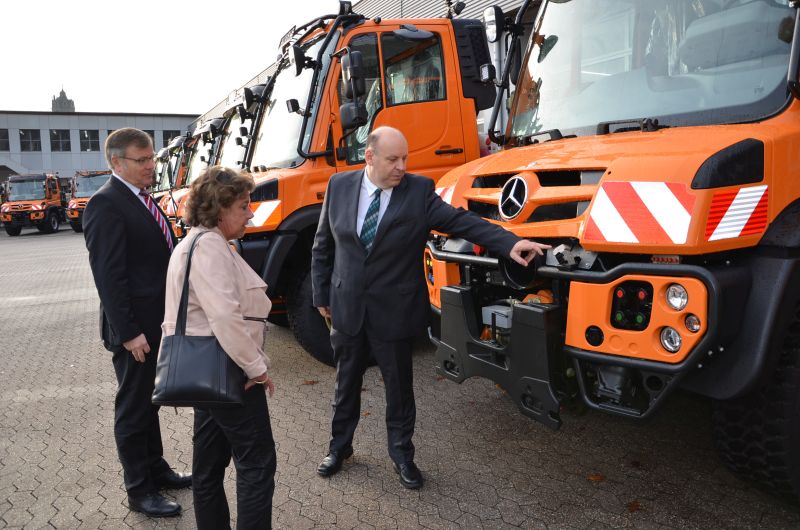 Die Leiterin des Geschftsbereichs Betrieb des LBM RP, Ursula Gerhartz-Path, informierte sich ber den Stand der neuen Technik bei den Unimogs (links im Bild Walter Bach, rechts: Michael Balzer, von der Firma KBM Motorfahrzeuge Foto: Veranstalter